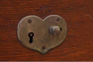 アンティーク雑貨　ハートの金具が可愛らしいナラ材の収納箱