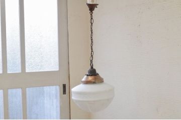 古い洋館の大きな吊り下げ照明(電笠)