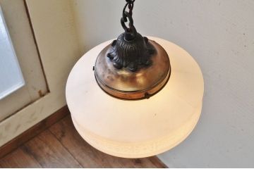 古い洋館の大きな吊り下げ照明(電笠)