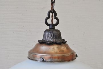 古い洋館の大きな吊り下げ照明(電笠)