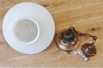 古い洋館の大きな吊り下げ照明(電笠)