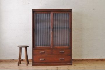 アンティーク家具　古い木の大振りなモールガラス収納棚