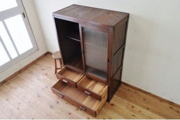 アンティーク家具　古い木の大振りなモールガラス収納棚