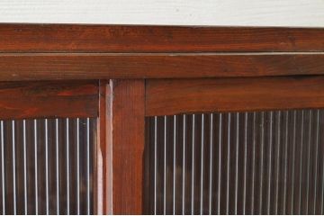 アンティーク家具　古い木の大振りなモールガラス収納棚