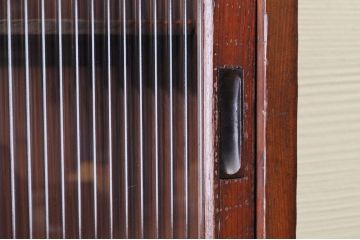 アンティーク家具　古い木の大振りなモールガラス収納棚