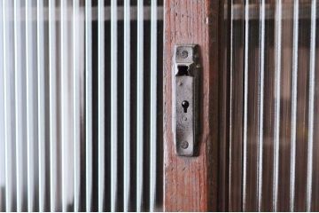 アンティーク家具　古い木の大振りなモールガラス収納棚