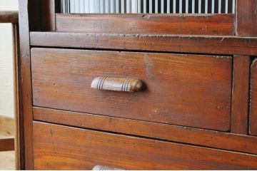 アンティーク家具　古い木の大振りなモールガラス収納棚