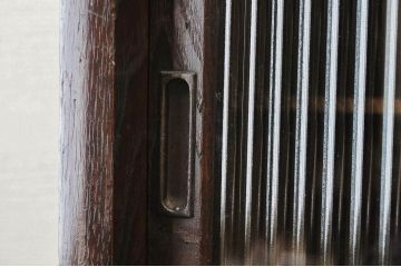 極上美品!古い欅材と栗材の上質なモールガラス収納棚