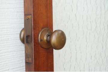 古い木のプレスガラスドア(扉)