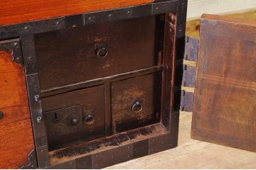 アンティーク家具　☆極上!古い欅材の小振りな佐渡箪笥(小木)