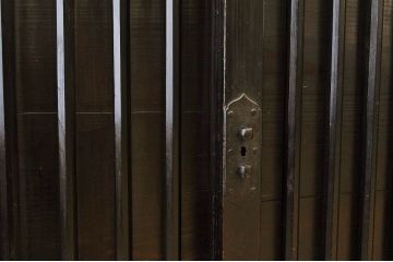 アンティーク家具　味のある縦格子時代箪笥サイドボード(水屋箪笥)