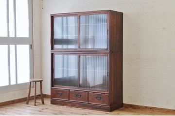 アンティーク家具　前面と側面が欅の上質な二段重ねモールガラス収納棚