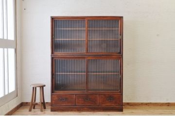 アンティーク家具　前面と側面が欅の上質な二段重ねモールガラス収納棚