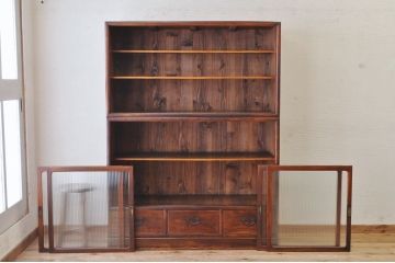 アンティーク家具　前面と側面が欅の上質な二段重ねモールガラス収納棚