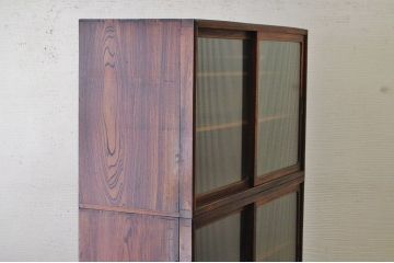 アンティーク家具　前面と側面が欅の上質な二段重ねモールガラス収納棚