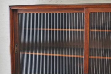 アンティーク家具　前面と側面が欅の上質な二段重ねモールガラス収納棚