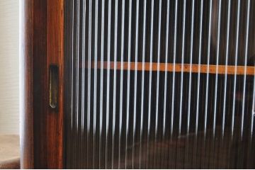 アンティーク家具　前面と側面が欅の上質な二段重ねモールガラス収納棚