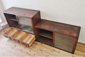 アンティーク家具　前面と側面が欅の上質な二段重ねモールガラス収納棚