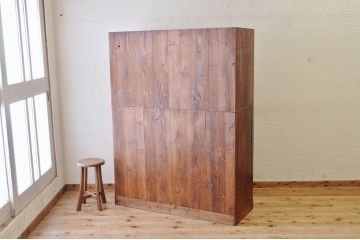 アンティーク家具　前面と側面が欅の上質な二段重ねモールガラス収納棚
