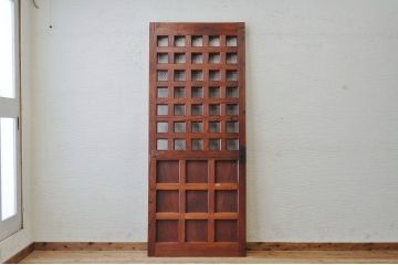 幅の狭い上質で重厚な格子蔵戸(玄関戸)