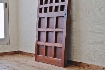 幅の狭い上質で重厚な格子蔵戸(玄関戸)
