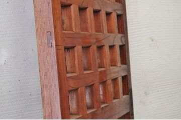 幅の狭い上質で重厚な格子蔵戸(玄関戸)