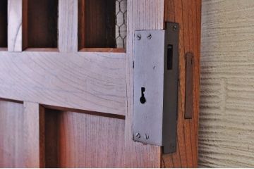 幅の狭い上質で重厚な格子蔵戸(玄関戸)