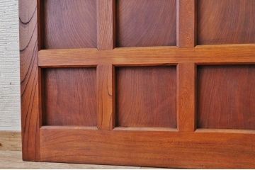 幅の狭い上質で重厚な格子蔵戸(玄関戸)