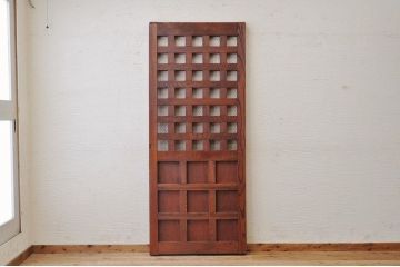 幅の狭い上質で重厚な格子蔵戸(玄関戸)