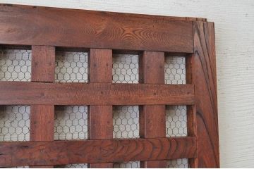 幅の狭い上質で重厚な格子蔵戸(玄関戸)