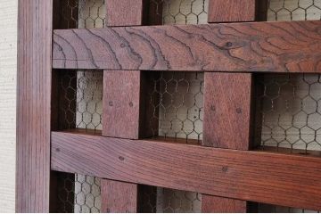幅の狭い上質で重厚な格子蔵戸(玄関戸)