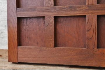 幅の狭い上質で重厚な格子蔵戸(玄関戸)