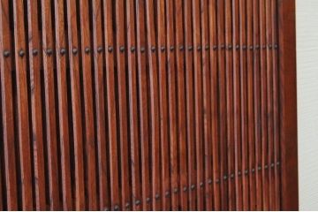 美品!古い欅材の漆塗り格子蔵戸(玄関戸)