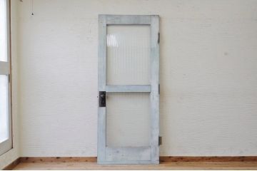 ペンキの剥げたモールガラスドア