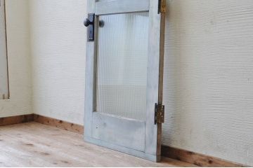 ペンキの剥げたモールガラスドア