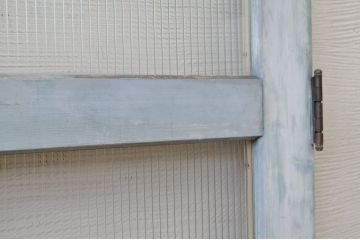 ペンキの剥げたモールガラスドア