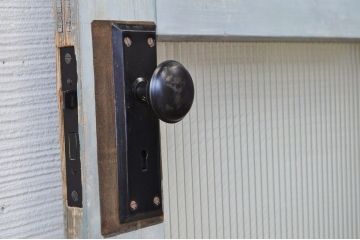 ペンキの剥げたモールガラスドア