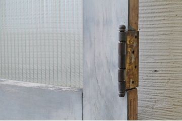 ペンキの剥げたモールガラスドア