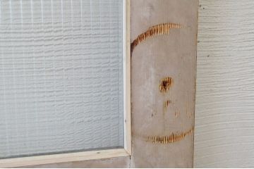 ペンキの剥げたモールガラスドア