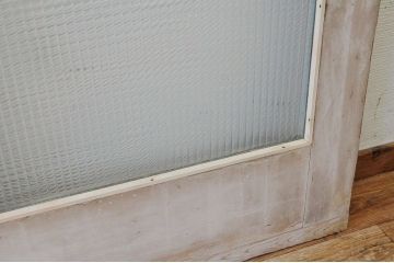 ペンキの剥げたモールガラスドア