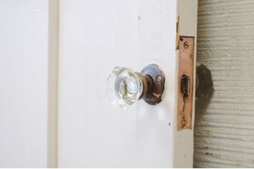 ペンキの剥げたガラスドアノブモールガラス扉7