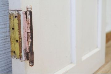 ペンキの剥げたガラスドアノブモールガラス扉7