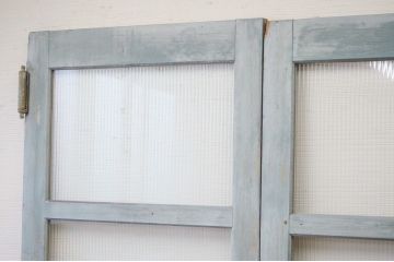 ペンキの剥げた大振りなモールガラス両開きドア(扉)一対