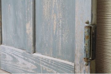 ペンキの剥げた大振りなモールガラス両開きドア(扉)一対
