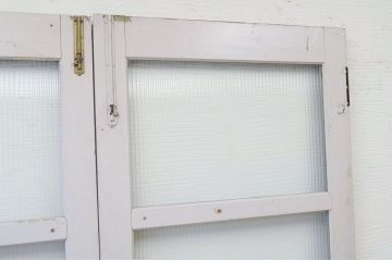 ペンキの剥げた大振りなモールガラス両開きドア(扉)一対