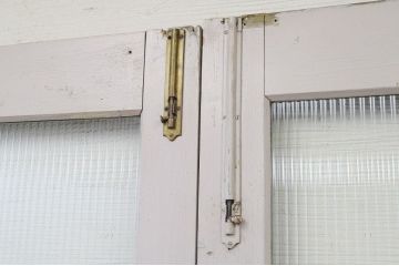 ペンキの剥げた大振りなモールガラス両開きドア(扉)一対