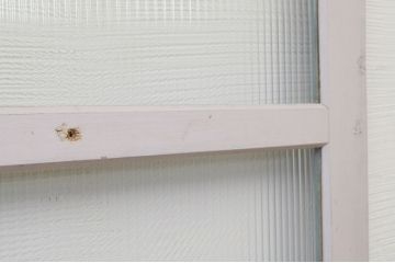 ペンキの剥げた大振りなモールガラス両開きドア(扉)一対