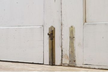ペンキの剥げた大振りなモールガラス両開きドア(扉)一対