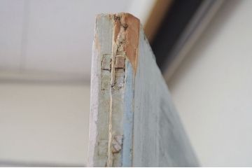 ペンキの剥げた大振りなモールガラス両開きドア(扉)一対