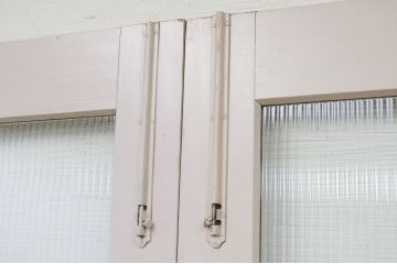 古いペイントのモールガラス両開きドア(扉)一対